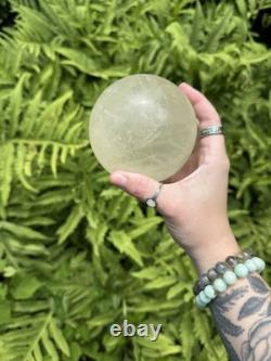 Sphère en calcite, pièce d'affirmation