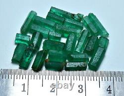 Superbe lot de 25 pièces de cristaux naturels bruts d'émeraude de couleur verte (19 carats)