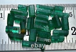 Superbe lot de 25 pièces de cristaux naturels bruts d'émeraude de couleur verte (19 carats)
