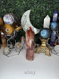 Tour de cristal en quartz feu, pièce maîtresse avec inclusions arc-en-ciel