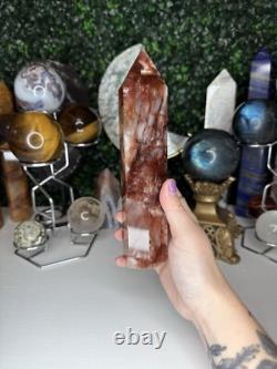 Tour de cristal en quartz feu, pièce maîtresse avec inclusions arc-en-ciel