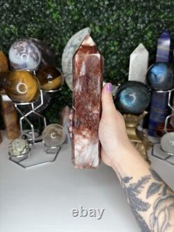 Tour de cristal en quartz feu, pièce maîtresse avec inclusions arc-en-ciel