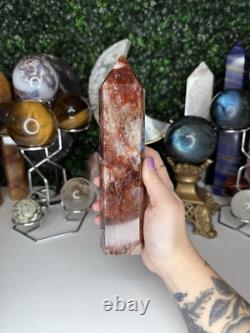 Tour de cristal en quartz feu, pièce maîtresse avec inclusions arc-en-ciel