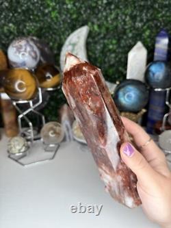 Tour de cristal en quartz feu, pièce maîtresse avec inclusions arc-en-ciel