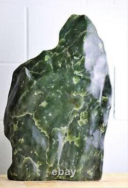Très grande pièce de design intérieur en cristal de jade néphrite de 25,8 kg