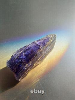 Un cristal de Tanzanite naturelle A+ de grande taille des collines de Merelani, Tanzanie.